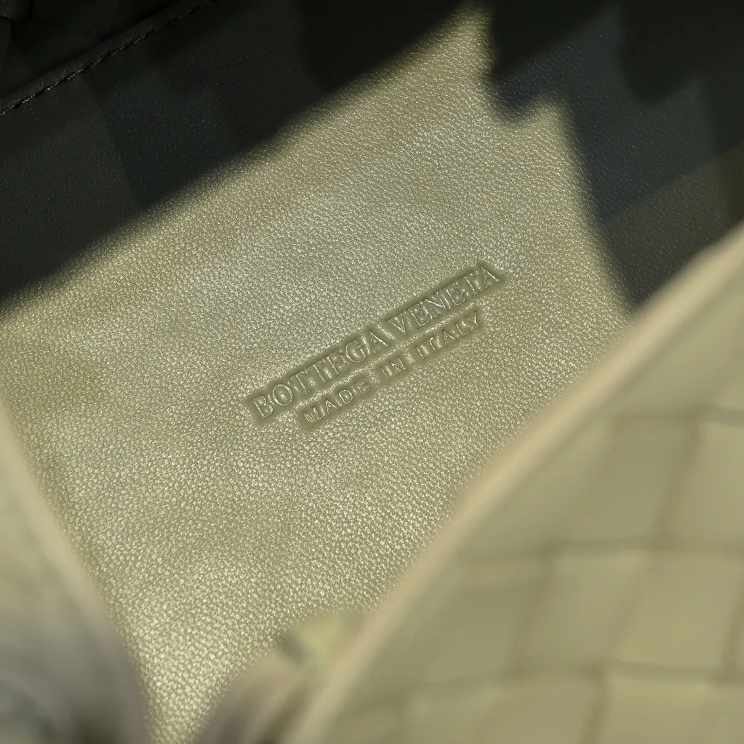 Batch 1760 BV home is new! Andiamo combines Bottega Veneta archives parachute handbags to inherit retro elements and integrate modern trends. The same style as Shu Qi's Beijing Night. It is a continuation of the classic bag. It has three functions: hand carry, shoulder and cross-body. It is embellished with metal brass knot buckles. The capacity of the small one is amazing. It can easily hold sunglasses in a box/small bottle of water/powder powder/charger and other daily necessities when going out. The upper body is versatile. Style number: 6569 Size: 21*17*16.5cm